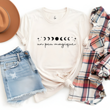 Charger l'image dans la galerie, T-Shirt - Un peu magique - Couleurs classiques