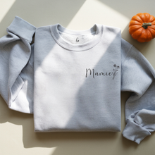 Charger l'image dans la galerie, Collection des fĂȘtes - Crewneck 5 choix de couleurs classiques - Mamie + fleur(s) de naissance personnalisĂ©e