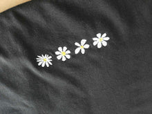 Charger l'image dans la galerie, Collection Holive - T-shirt boxy - Broderie mini marguerites