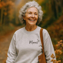 Charger l'image dans la galerie, Collection des fĂȘtes - Crewneck 5 choix de couleurs classiques - Mamie + fleur(s) de naissance personnalisĂ©e
