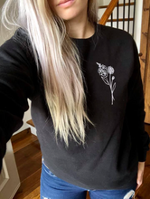 Charger l'image dans la galerie, Crewneck - 2 fleurs personnalisées - couleurs classiques - Adulte