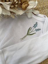 Charger l'image dans la galerie, PRÊT-À-PARTIR - Cache-couche - manches longues - Fleur de naissance juillet
