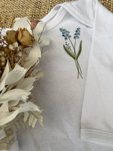 Charger l'image dans la galerie, PRÊT-À-PARTIR - Cache-couche - manches longues - Fleur de naissance juillet