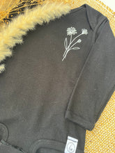 Charger l'image dans la galerie, PRÊT-À-PARTIR - Cache-couche manches longues 18 mois - Fleur de naissance Septembre