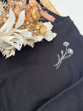 Charger l'image dans la galerie, PRÊT-À-PARTIR - Crewneck 4 ans - Fleur de naissance avril - Junior