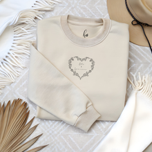 Charger l'image dans la galerie, Collection Saint-Valentin - Crewneck 9 choix de couleurs - Coeur feuillage (personnalisée)