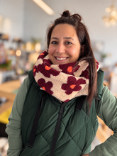 Charger l'image dans la galerie, Foulard oversize en tricot - fleurs funky