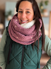 Charger l'image dans la galerie, Foulard oversize en tricot - Broderie marguerites