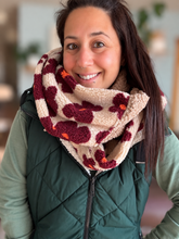 Charger l'image dans la galerie, Foulard oversize en tricot - fleurs funky