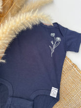 Charger l'image dans la galerie, PRÊT-À-PARTIR - Cache-couche 6 mois - manches courtes - Fleur de naissance avril