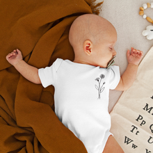 Charger l'image dans la galerie, Cache-couche manches courtes - fleur de naissance personnalisée- Bébé