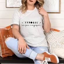 Charger l&#39;image dans la galerie, T-Shirt - Un peu magique - Couleurs classiques
