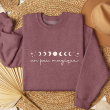Charger l&#39;image dans la galerie, Crewneck Un peu magique - Couleurs Saisonnières
