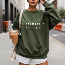 Charger l&#39;image dans la galerie, Crewneck Un peu magique - Couleurs Saisonnières
