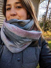 Charger l&#39;image dans la galerie, Foulard d&#39;hiver - Fait au Québec - Lainage rosé et gris
