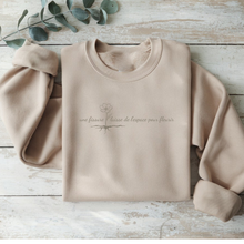 Charger l'image dans la galerie, Levée de fond - Crewneck santé mentale - Une fissure laisse de l'espace pour fleurir
