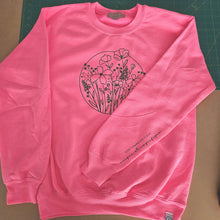 Charger l&#39;image dans la galerie, Prêt à partir - Crewneck rose - Fleurs sauvages
