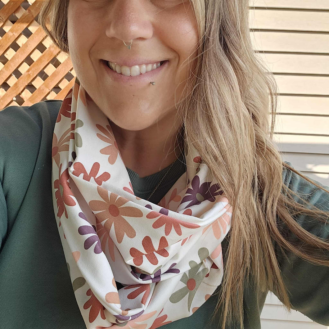 Foulard infini - Fleurs festives sur blanc