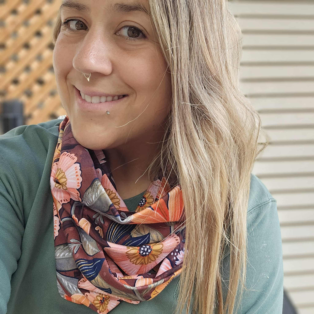 Foulard infini - Grosses fleurs sur bourgogne