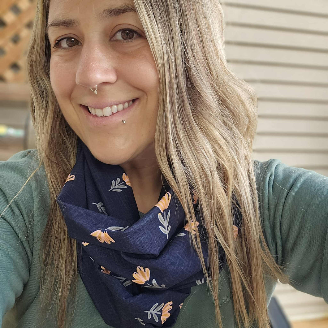 Foulard infini - Fleurs sur marine