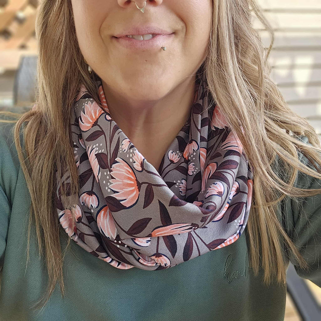 Foulard infini - fleurs sur olive