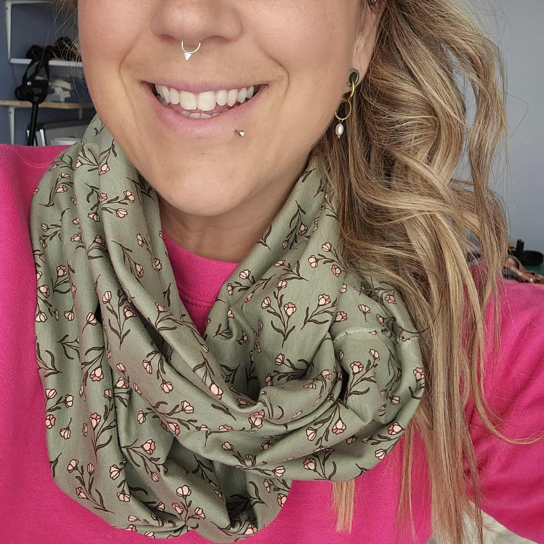 Foulard infini - Fleurs délicates sur vert