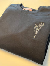 Charger l&#39;image dans la galerie, PRÊT-À-PARTIR - Crewneck - BRODERIE - 1 fleur simple - Adulte
