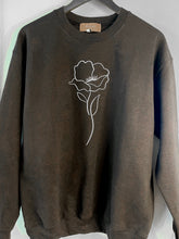 Charger l&#39;image dans la galerie, PRÊT-À-PARTIR - Crewneck - fleur épurée - Adulte
