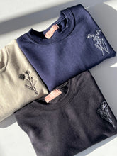 Charger l&#39;image dans la galerie, PRÊT-À-PARTIR - Crewneck - BRODERIE - 1 fleur simple - Adulte
