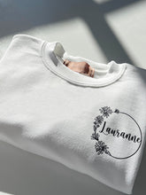 Charger l&#39;image dans la galerie, Crewneck - Prénom (personnalisé) + 1 fleur de naissance - Adulte
