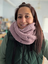 Charger l'image dans la galerie, Foulard oversize en tricot - Broderie mini fleurs
