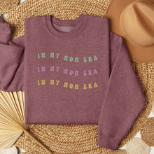 Charger l'image dans la galerie, Crewneck Maman "in my mom era" - couleurs saisonnières
