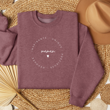 Charger l'image dans la galerie, Crewneck Maman inspirante, dévouée, unique, précieuse - couleurs saisonnières
