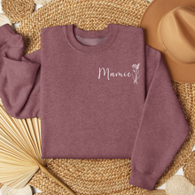 Charger l&#39;image dans la galerie, Collection des fêtes - Crewneck 4 choix de couleurs - Mamie fleurs de naissance personnalisée - Couleurs saisonnières
