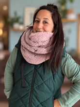 Charger l'image dans la galerie, Foulard oversize en tricot - Broderie mini fleurs

