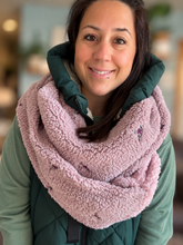 Charger l'image dans la galerie, Foulard oversize en tricot - Broderie mini fleurs
