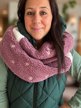 Charger l'image dans la galerie, Foulard oversize en tricot - Broderie marguerites
